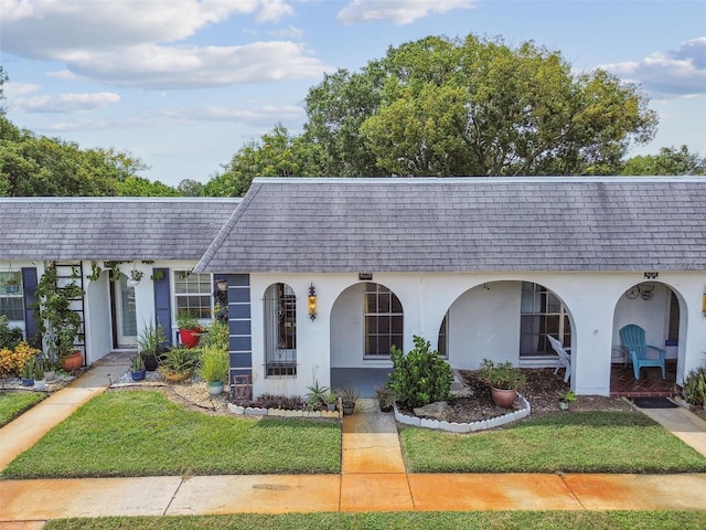 view of front of house with a front lawn