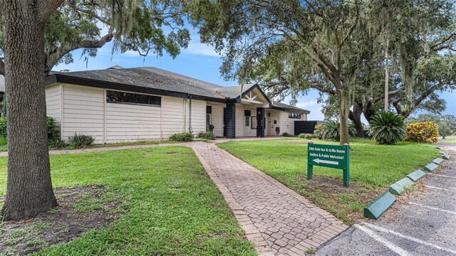 single story home with a front yard