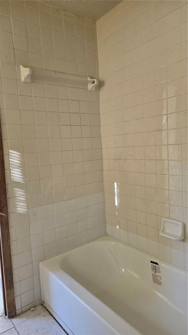 4906 E Idlewild Ave, Tampa, FL 33610 - full bath featuring a textured ceiling