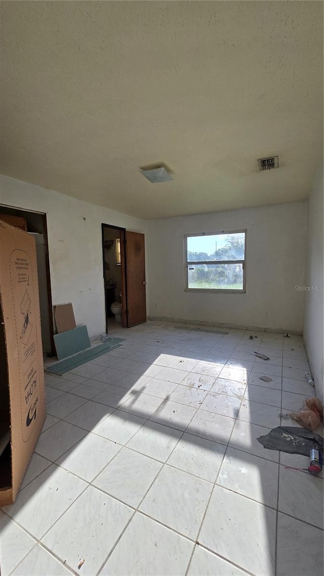 unfurnished room featuring light tile patterned floors