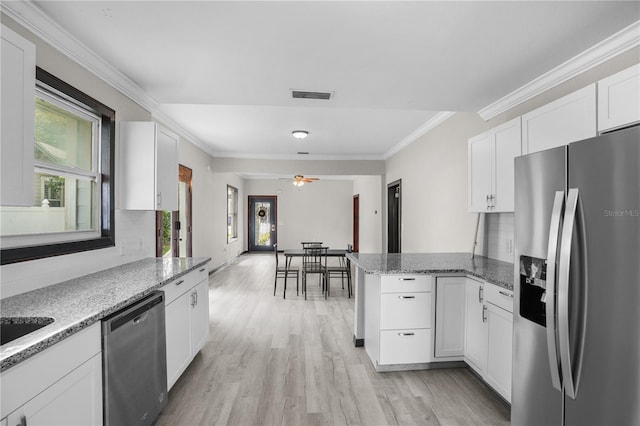 kitchen featuring ceiling fan, stainless steel appliances, kitchen peninsula, light hardwood / wood-style floors, and white cabinets