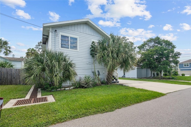 view of front of home featuring a front yard