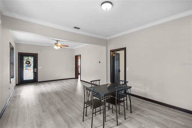 dining room with light wood-type flooring, plenty of natural light, ornamental molding, and ceiling fan