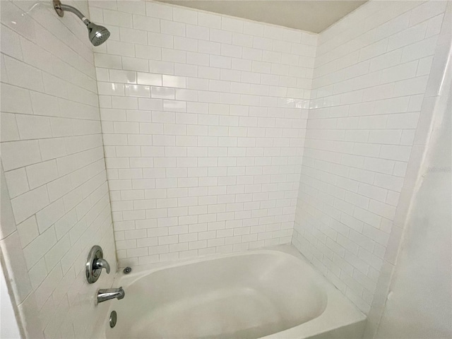 bathroom featuring tiled shower / bath combo