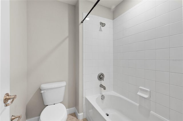 bathroom with toilet and tiled shower / bath