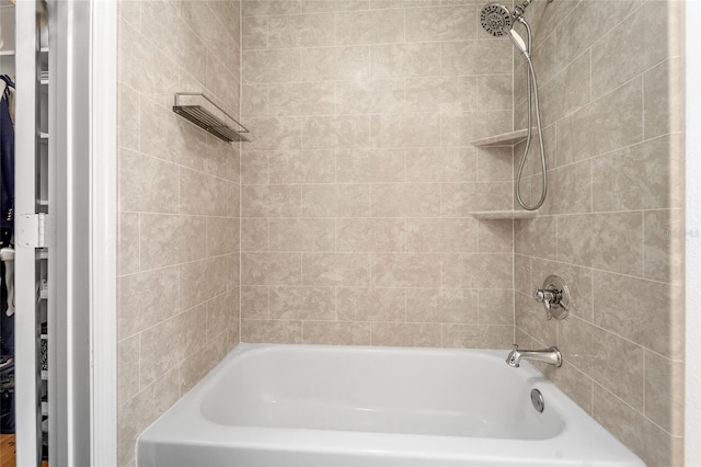 bathroom featuring tiled shower / bath combo