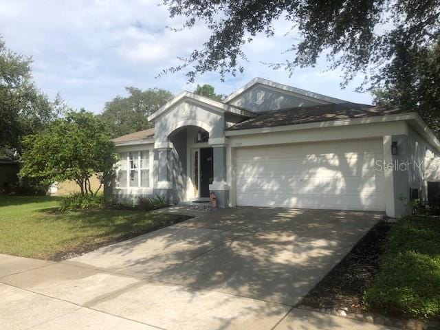 view of front of home featuring a front yard and a garage