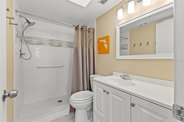 full bath featuring visible vents, a tile shower, toilet, and vanity