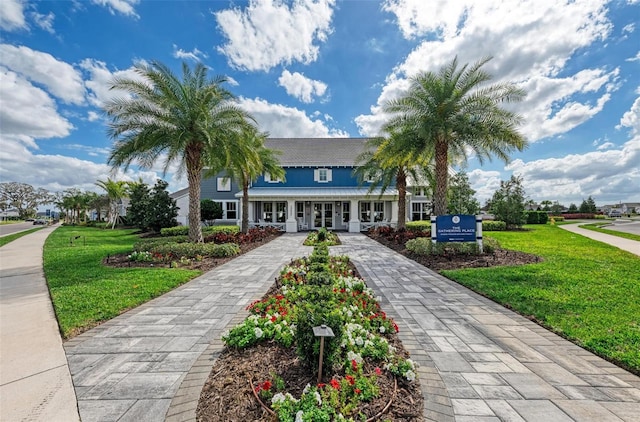 view of front of property featuring a front lawn