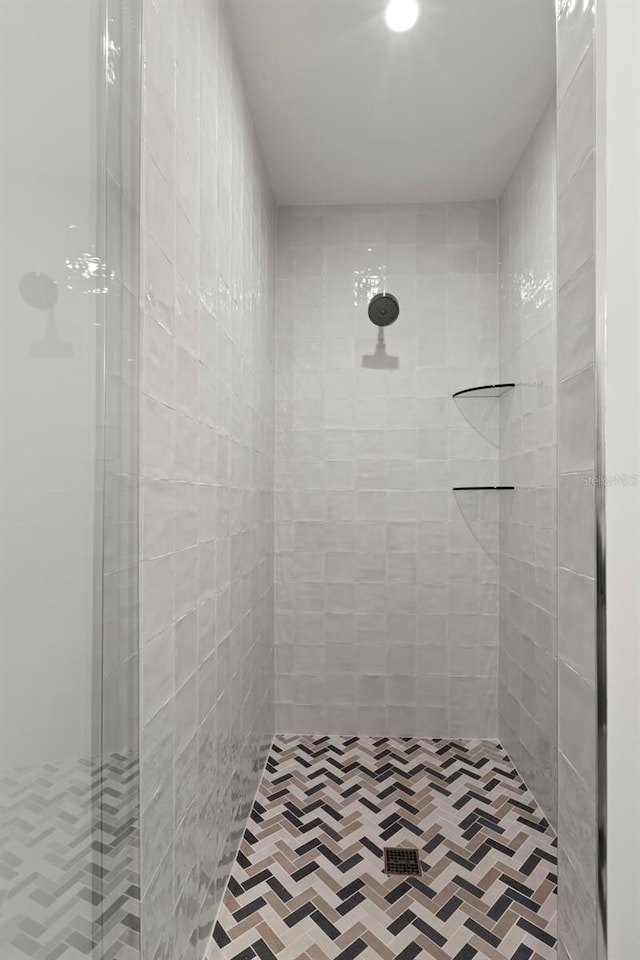 bathroom featuring a tile shower