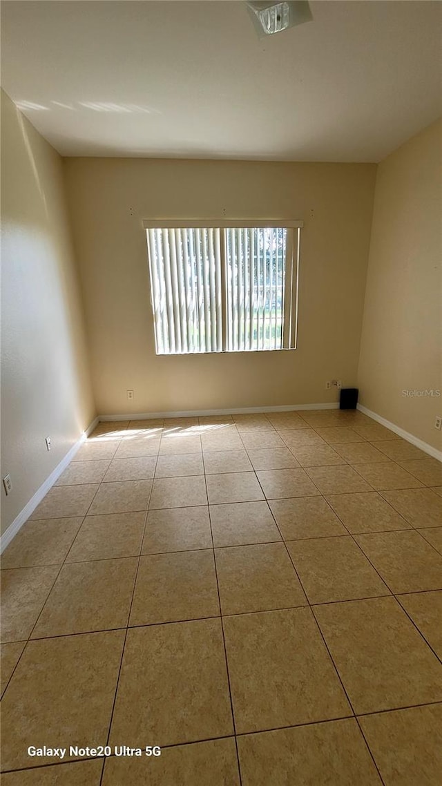 empty room featuring light tile patterned floors