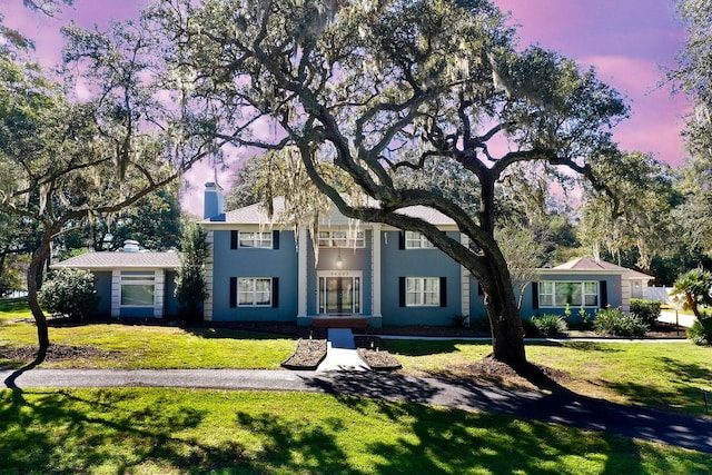 view of front of house featuring a yard