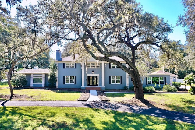 view of front of property featuring a front yard