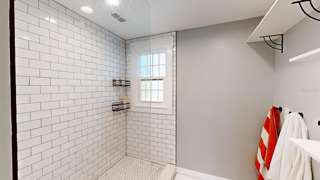 bathroom featuring a tile shower