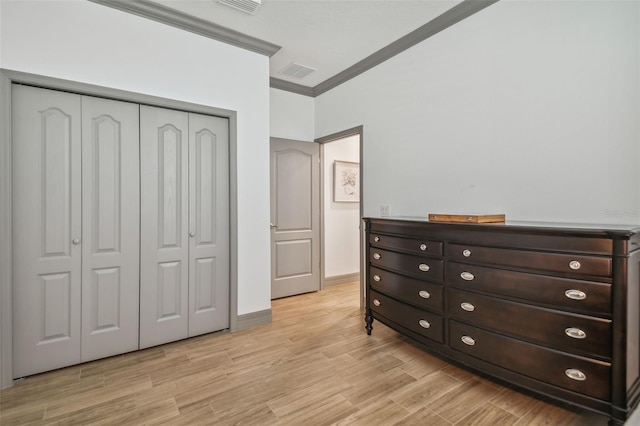 281 Villa Corte Dr, Lutz, FL 33549 - bedroom featuring crown molding, light wood-style flooring, a closet, and baseboards