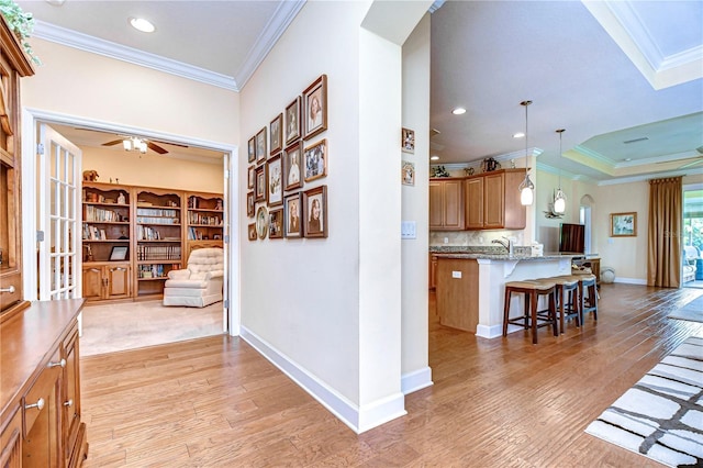 kitchen with decorative light fixtures, a breakfast bar area, light hardwood / wood-style floors, and ceiling fan