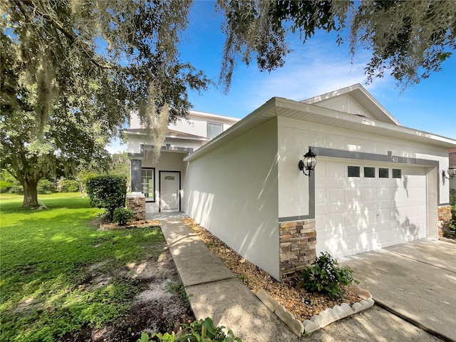 view of front of property featuring a front yard and a garage