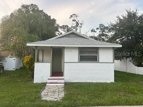 bungalow-style home featuring a front lawn