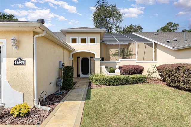 view of front of property featuring a lanai and a front lawn