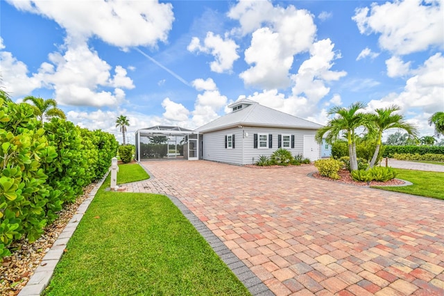 view of front of home with a pergola, a front lawn, and a patio area