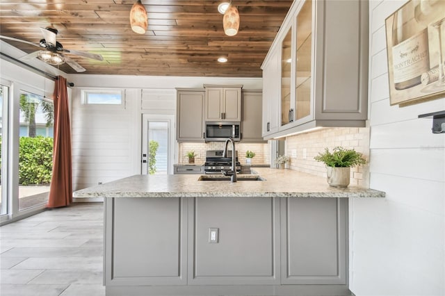 kitchen featuring wooden ceiling, kitchen peninsula, sink, and ceiling fan