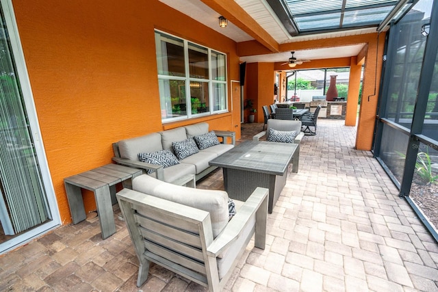 sunroom with ceiling fan