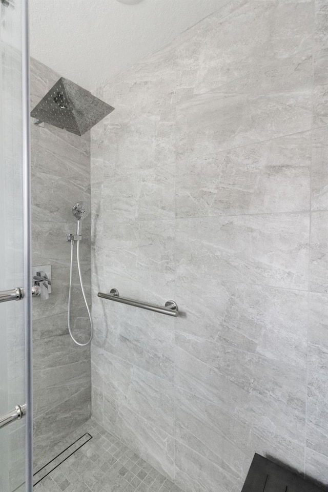 bathroom featuring tiled shower