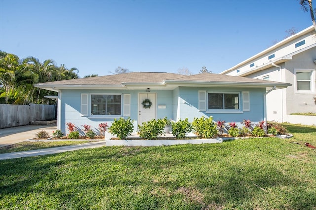 single story home featuring a front lawn