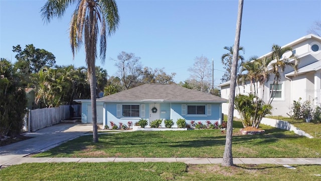 view of front of house featuring a front lawn