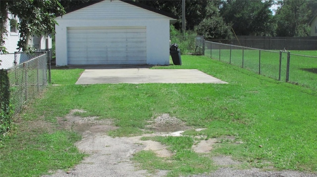 3225 Oakland Rd N, Lakeland, FL 33801 - view of yard featuring an outbuilding, a garage, and fence