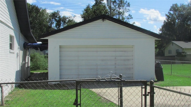 3225 Oakland Rd N, Lakeland, FL 33801 - detached garage with fence