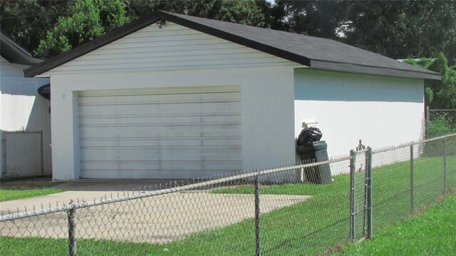 3225 Oakland Rd N, Lakeland, FL 33801 - detached garage with fence
