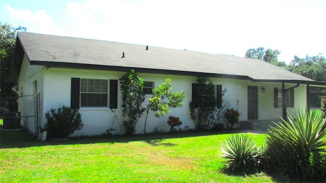 3225 Oakland Rd N, Lakeland, FL 33801 - ranch-style house with cooling unit, a front lawn, and brick siding