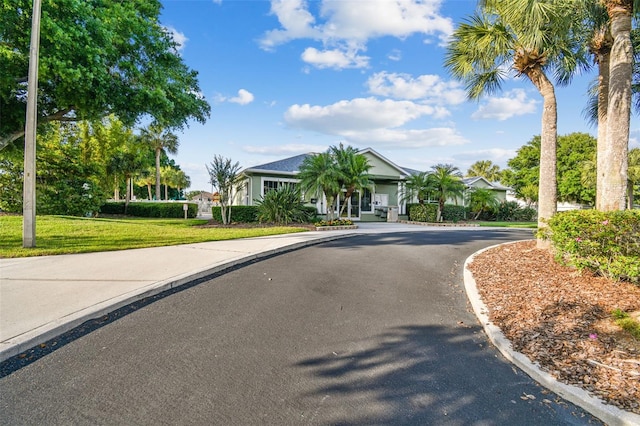 single story home with a front lawn