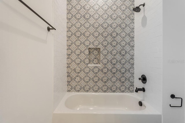 bathroom with tiled shower / bath combo