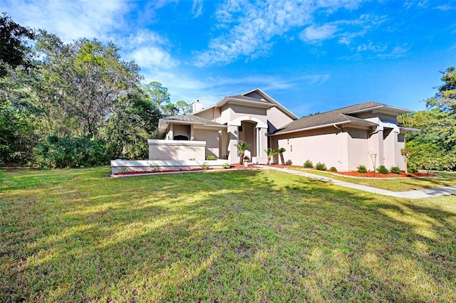 view of front of property featuring a front yard