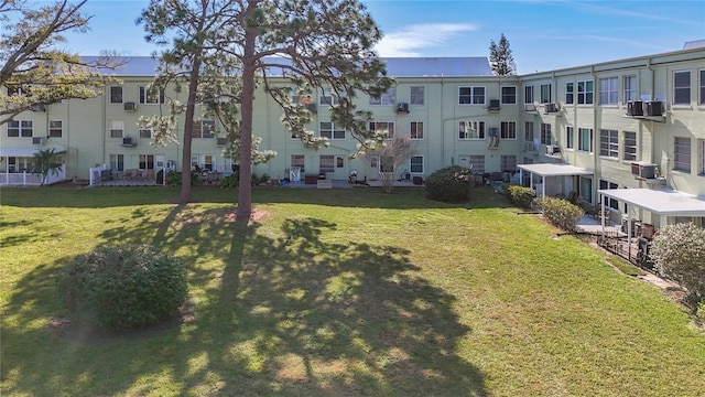 view of property's community featuring a lawn