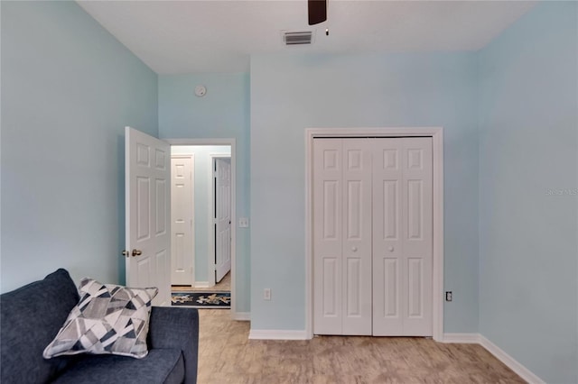 living area with ceiling fan