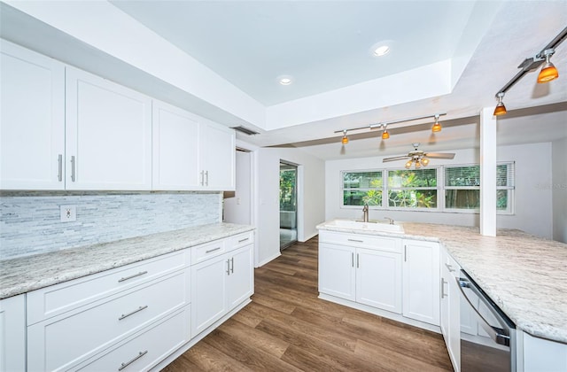 kitchen with white cabinets, dark wood-type flooring, ceiling fan, and kitchen peninsula