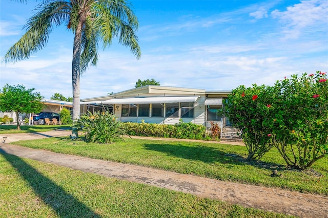 view of front of home featuring a front lawn