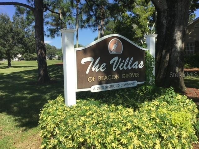 community / neighborhood sign featuring a lawn