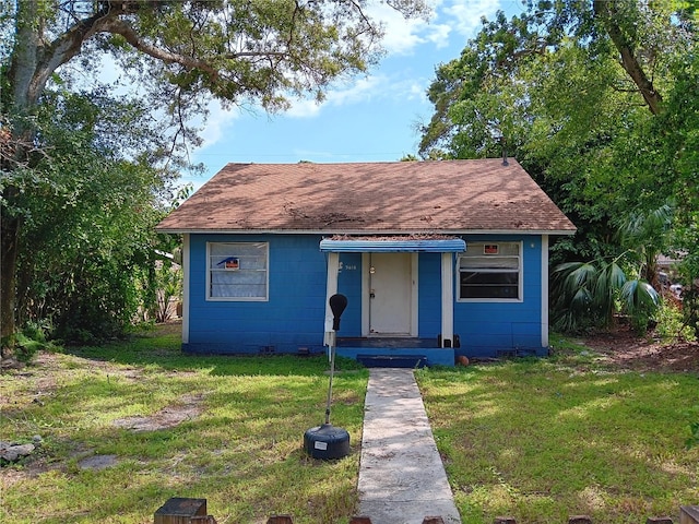 bungalow-style house featuring a front lawn