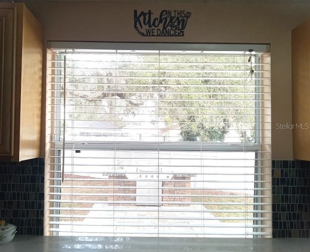 details featuring decorative backsplash