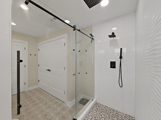 bathroom featuring a tile shower