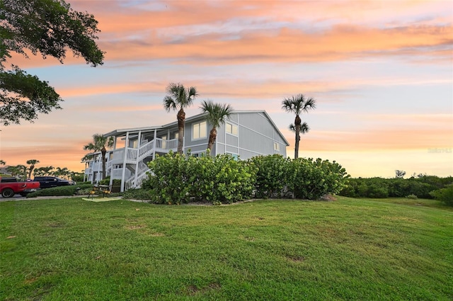 view of yard at dusk