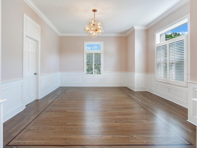 empty room featuring an inviting chandelier, ornamental molding, and a healthy amount of sunlight