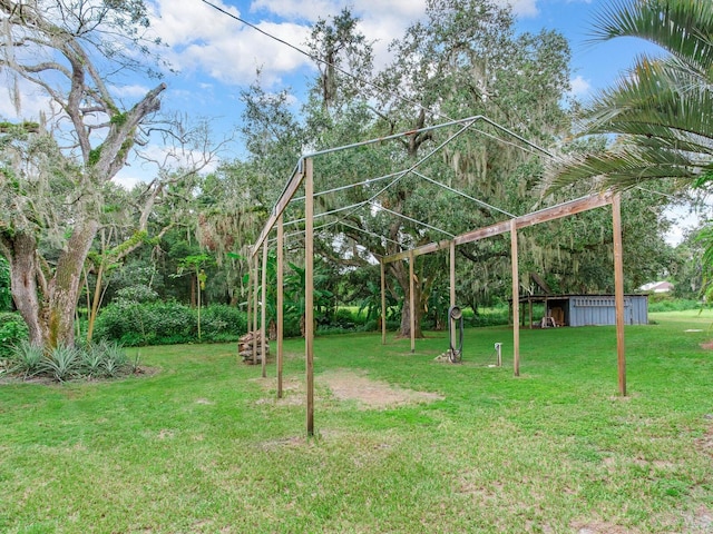 view of yard featuring an outbuilding