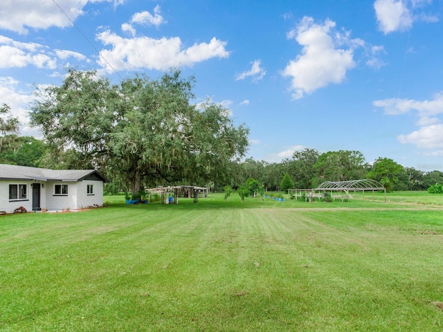 view of yard featuring a rural view