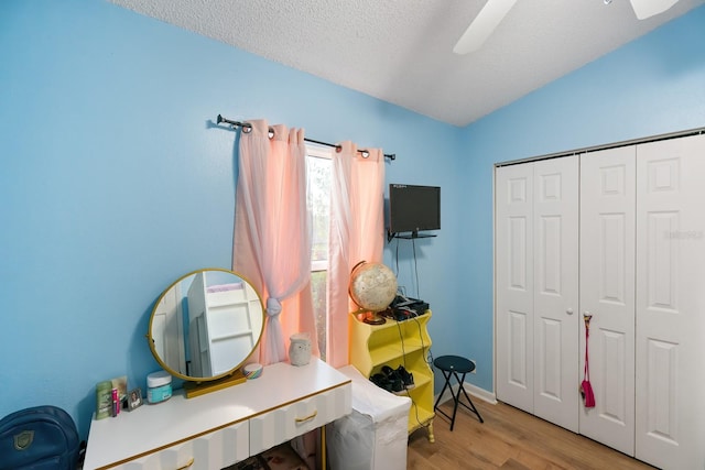 office with light wood-type flooring, a textured ceiling, vaulted ceiling, and ceiling fan