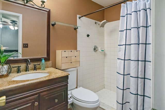 bathroom featuring a shower with shower curtain, vanity, and toilet